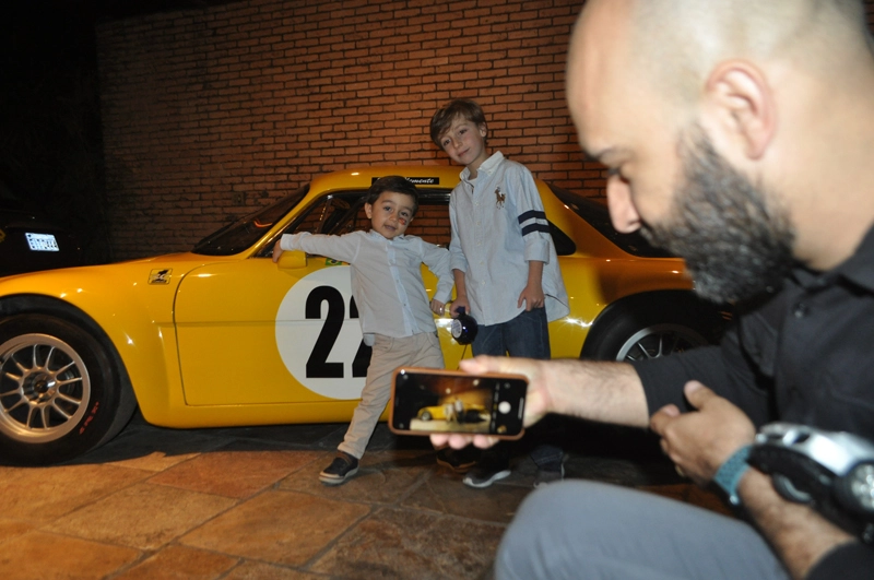 Netos de Bird Clemente (fotografados por Bruno Clemente) com réplica da Berlineta Interlagos utilizada pelo avô, em 22 de outubro de 2019, na Cristal Pizza Bar, noite de lançamento dos desenhos feitos por Bird Clemente sobre automobilismo. Foto: Marcos Júnior Micheletti/Portal TT