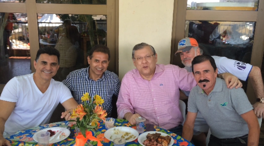 Encontro entre amigos, em dezembro de 2014. Da esquerda para a direita: Ricardo Rocha, Oscar Roberto Godoi, Milton Neves, Édson Cabral (presidente da Arsenal Car) e Zenon