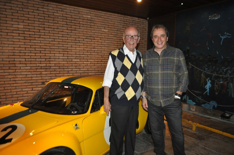 Bird Clemente e Reginaldo Leme em 22 de outubro de 2019, na Cristal Pizza Bar, noite de lançamento dos desenhos feitos por Bird Clemente sobre automobilismo. Foto: Marcos Júnior Micheletti/Portal TT