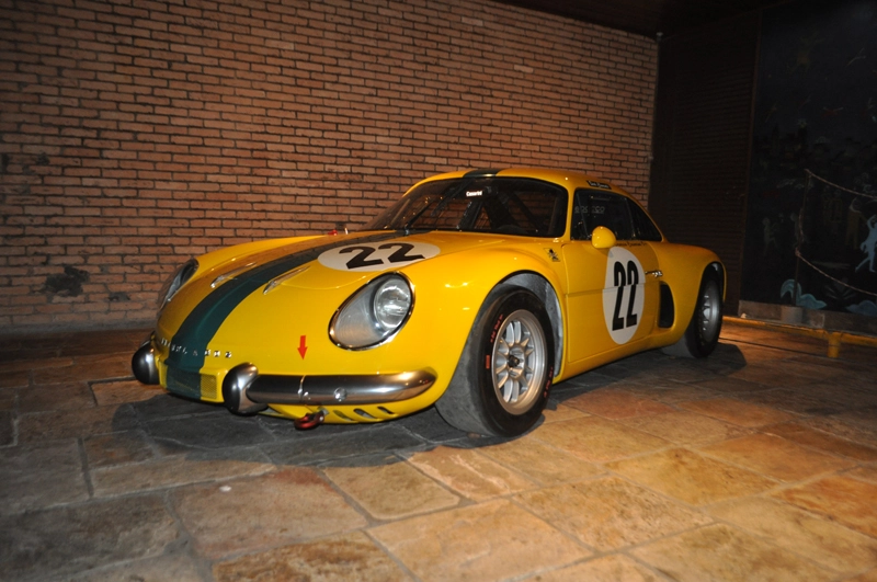 Réplica da Berlineta Interlagos, pertencente ao ex-motociclista Denisio Casarini em 22 de outubro de 2019, na Cristal Pizza Bar, noite de lançamento dos desenhos feitos por Bird Clemente sobre automobilismo. Foto: Marcos Júnior Micheletti/Portal TT