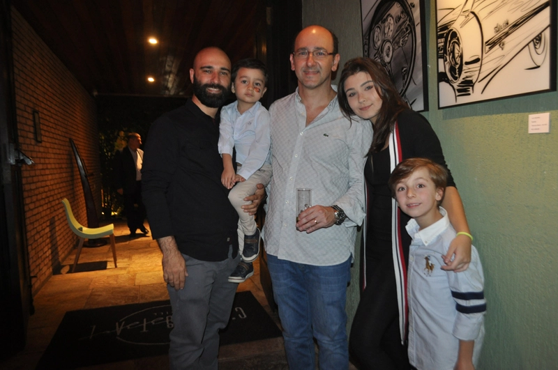 Bruno e Bird Clemente Jr., filhos de Bird, com seus filhos, em 22 de outubro de 2019, na Cristal Pizza Bar, noite de lançamento dos desenhos feitos por Bird Clemente sobre automobilismo. Foto: Marcos Júnior Micheletti/Portal TT