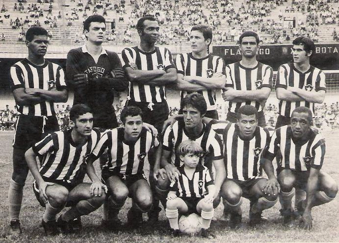Botafogo em 1969. Em pé: Moreira, Cao, Chiquinho, Moisés, Valtencir e Carlos Roberto. Agachados: Rogério, Afonsinho, Ferretti, Jairzinho e Paulo Cezar Caju.
