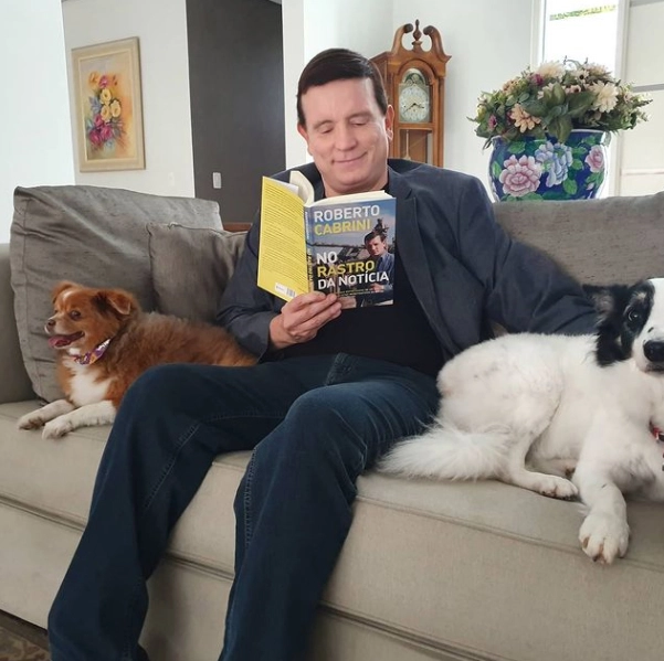 Em abril de 2020, acompanhado de dois queridos amigos, de olho em seu livro, 