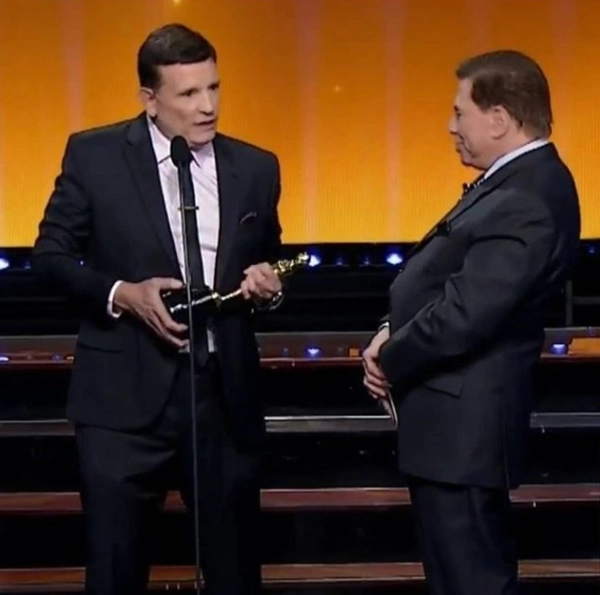 Roberto Cabrini, em 2019, faz seus agradecimentos ao receber mais um Trof&eacute;u Imprensa, ao lado de Silvio Santos. Foto: arquivo pessoal de Roberto Cabrini