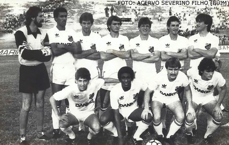 Time do Santos em 1986. Em pé: Rodolfo Rodríguez, Pedro Paulo, Nildo, Santím, Ijuí, Gilmar e Dunga. Agachado: Juninho, Dino Furacão, Ribamar e Antonio Carlos