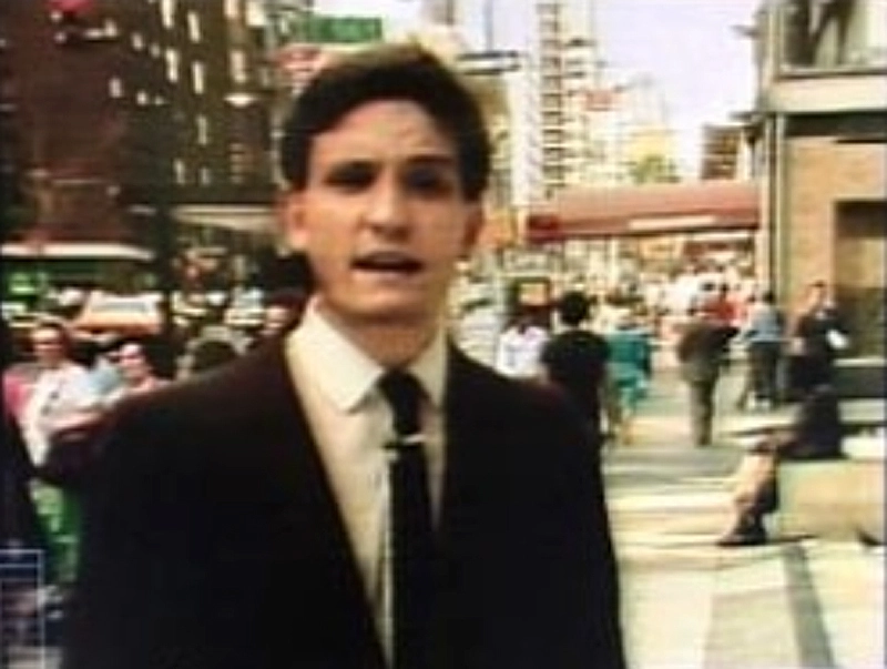 Na d&eacute;cada de 1980, durante mat&eacute;ria para a Rede Globo. Cabrini foi o mais jovem correspondente internacional da emissora carioca em Nova York, com apenas 22 anos e tamb&eacute;m o mais jovem em rede nacional.&Agrave; &eacute;poca, o escrit&oacute;rio da Globo em Nova York era comandado por H&eacute;lio Costa. Foto: Reprodu&ccedil;&atilde;o/arquivo pessoal de Roberto Cabrini