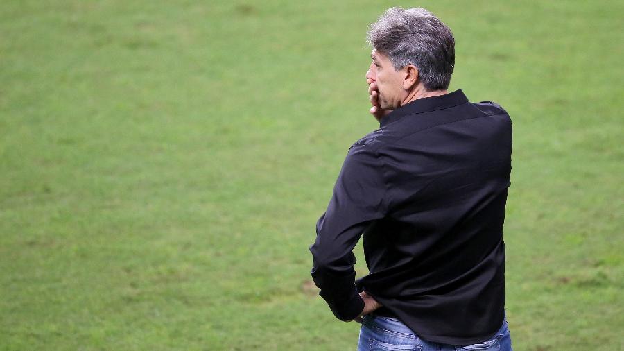 Renato Gaúcho observa o Grêmio durante derrota para o Fluminense
