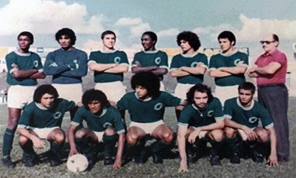 Guarani em 1974. Da esquerda para direita, em pé: Wilson Campos, Tobias, Estevam Soares, Amaral, Ednaldo e Bezerra. Agachados: Amilton Rocha, Sérgio Luiz, Bié, Alexandre Bueno e Darci. Foto enviada por Roberto Diogo