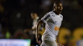 Elias comemora gol do Atlético-MG contra o Vasco 