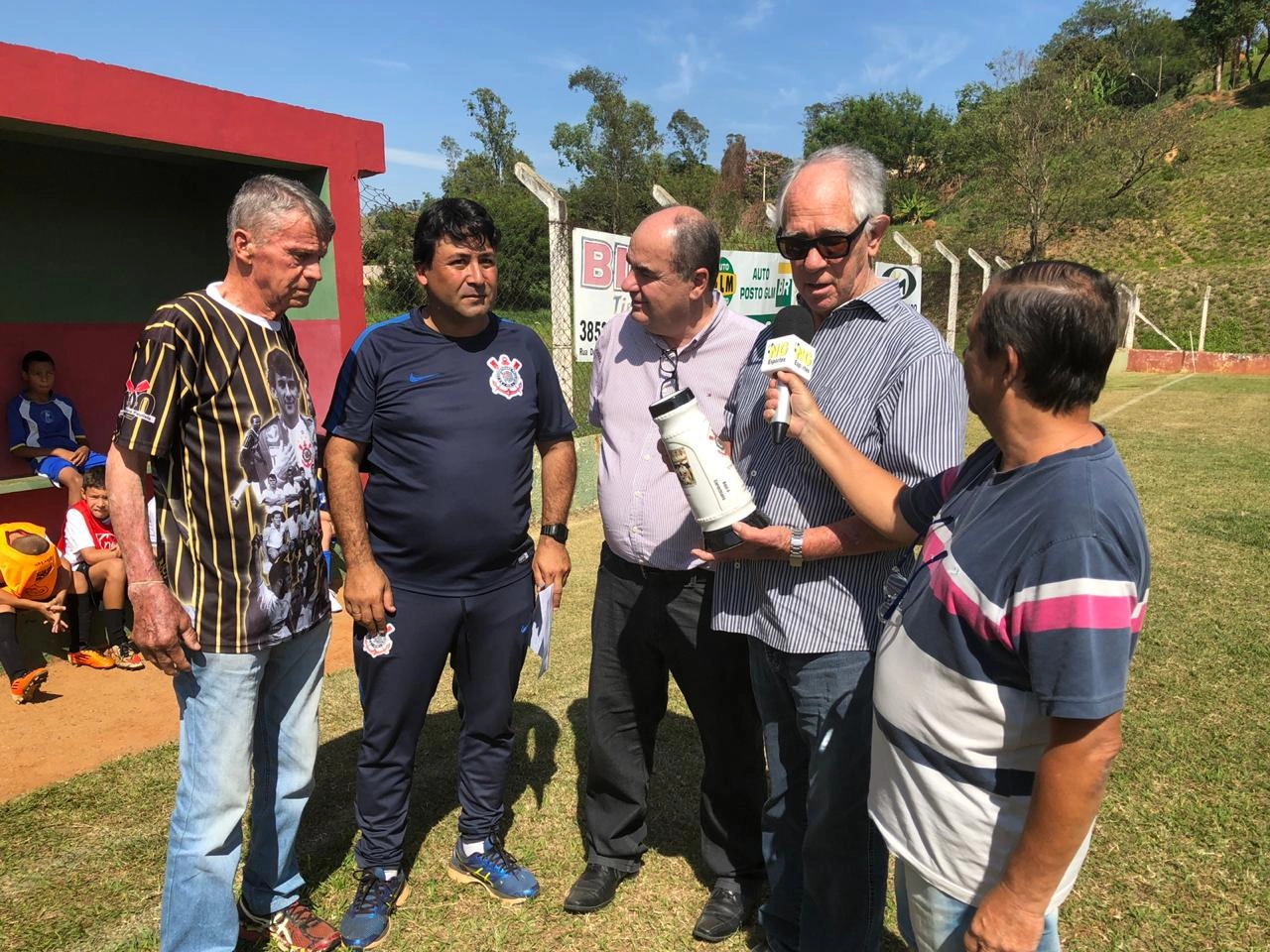 Osvaldo Cunha é o primeiro da esquerda para a direita. O penúltimo, sendo entrevistado, é Toninho Ganzarolli, ex-prefeito de Pedreira (SP), em outubro de 2019