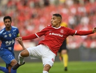 Inter perde pênalti, mas vence Cruzeiro com 100º gol de Guerrero no Brasil