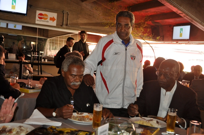 Coutinho e Joel Camargo sentados e Terto em pé durante o almoço dos campeões mundiais de futebol em 25 de abril de 2013, no Espaço Unyco, no Estádio do Morumbi. Foto: Marcos Júnior Micheletti/Portal TT