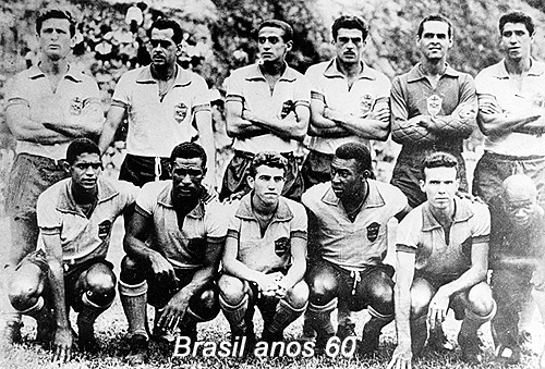 Acima, a seleção brasileira em fevereiro de 1962, em preparação para a Copa do Chile. Em pé: De Sordi, Zito, Altair, Calvet, Gylmar e Airton Pavilhão. Agachados: Jair da Costa, Didi, Prado, Pelé, Zagallo e Mário Américo.