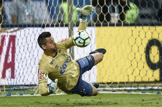 Num momento em que se cobra muito a presença de Vanderlei, do Santos, entre os três goleiros que disputarão a Copa da Rússia, em 2018, esquecem-se de fazer coro também a Fábio, que é experiente e está no mesmo nível do camisa 1 santista