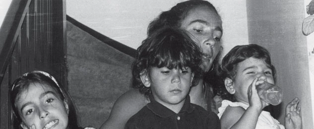 Isabel com três filhos, ainda pequenos. Foto: UOL