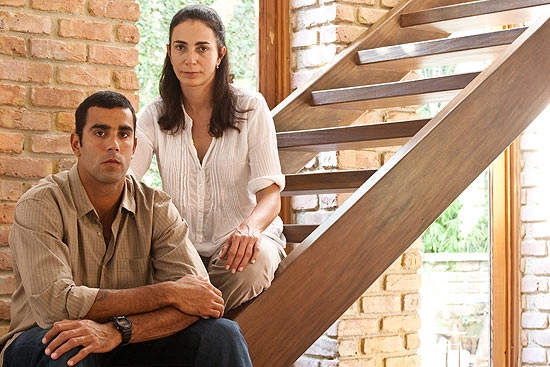O filho Pedro Solberg e a mãe Isabel, em casa, no Rio de Janeiro. Foto: UOL