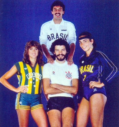 Ídolos e craques dos anos 80, no vôlei, basquete e futebol. À frente, Hortência, Sócrates e Isabel. Atrás, William. Foto: Placar