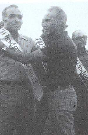 Paulo recebe de Zagallo a faixa por conta do pentacampeonato pernambucano em 1973 conquistado pelo Santa Cruz