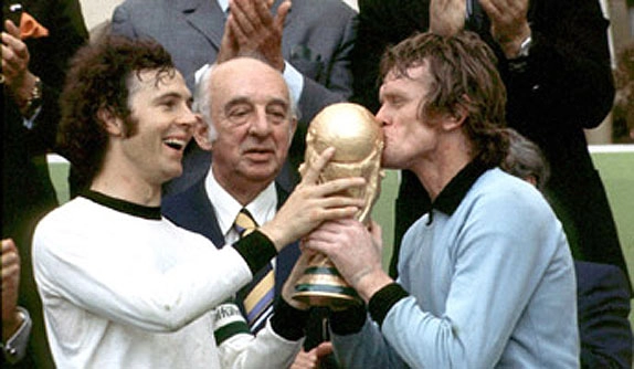 Ao lado de Franz Beckenbauer, beijando a taça pela conquista da Copa de 1974