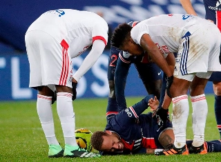 Neymar se lesionou em jogo do PSG contra o Lyon. Foto: C.Gavelle/PSG