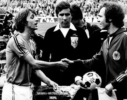 Johan Cruyff cumprimenta o capitão da Seleção Alemã, Franz Beckenbauer. Foto: iG/AFP