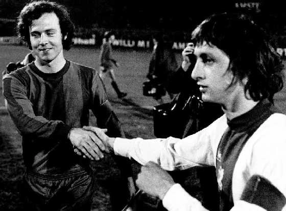 Na imagem, Franz Beckenbauer, a esquerda, cumprimenta Johan Cruyff