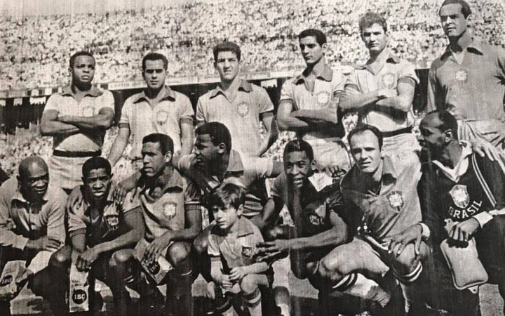 Os jogadores da seleção brasileira antes do amistoso contra a Alemanha Ocidental, em Hamburgo, no dia 5 de maio de 1963. O Brasil venceu o duelo por 2 a 1, com gols de Coutinho (aos 59 minutos) e de Pelé (aos 72 minutos). Quem abriu o placar foi o defensor alemão Jürgen Werner (aos 32 minutos). Em pé, da esquerda para a direita: Lima, Zito, Roberto Dias, Rildo, Eduardo e Gylmar. Agachados: o massagista Mário Américo, Dorval, Mengálvio, Coutinho, Pelé, Pepe e o roupeiro Luisão. A foto nos foi enviada por Eduardo Galdão de Albuquerque, filho do zagueiro Eduardo