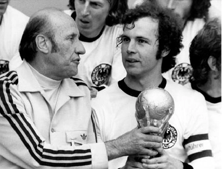 Helmut Schön carrega a Copa do Mundo ao lado de Franz Beckenbauer. Foto: Fifa