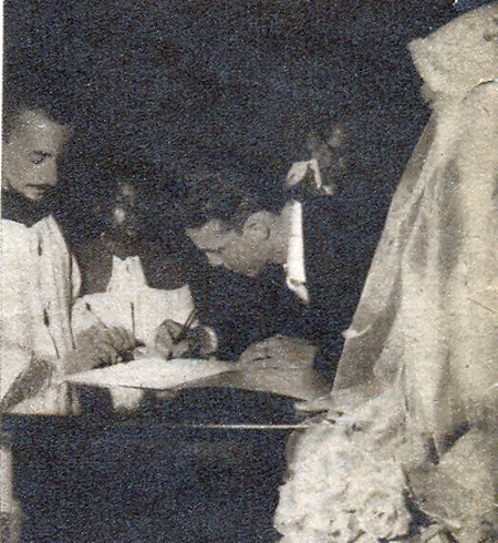 O então ponta-esquerda assinando o livro após o casamento. Ao deixar a igreja, disse que acabara de fazer o mais lindo gol de sua vida. Foto: revista 