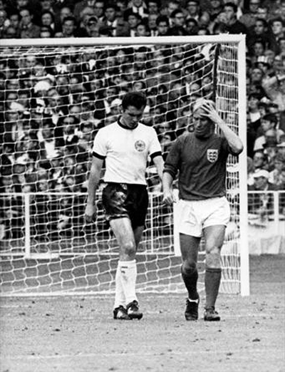 Da esquerda para a direita, Franz Beckenbauer e Bobby Charlton, caminhando lado a lado. Foto: Fifa