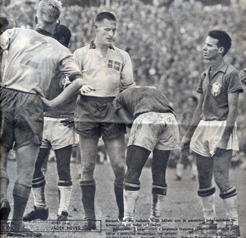 Esta foto de Jader Neves ilustrou reportagem feita pelo jornalista Ney Bianchi sobre as dificuldades brasileiras na Copa de 1962. Vemos Zagallo à direita defendendo o Brasil na decisão da Copa do Mundo de 1958 contra a Suécia