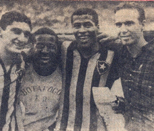 Botafogo campeão carioca de 1967. Rogério, Bento Mariano e Jair fazem a festa ao lado de Zagallo