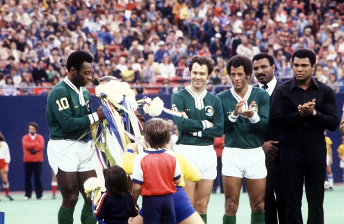 Ao lado de Pelé aparecem Beckenbauer, Carlos Alberto Torres e Muhammad Ali. Foto: In My Ear
