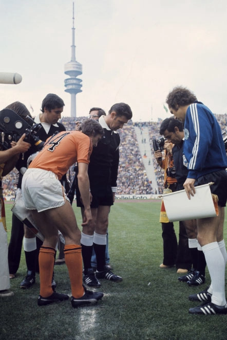 Cruyff e Beckenbauer no início da decisão entre Holanda e Alemanha. Foto: My ear