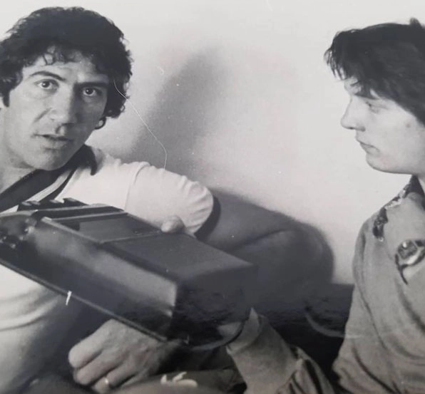 O trabalho dos rep&oacute;rteres nos anos 70 era literalmente mais pesado, a tomar por base o gravador utilizado por Roberto Cabrini para entrevistar o saudoso volante Chic&atilde;o (1949-2008), ent&atilde;o no S&atilde;o Paulo Futebol Clube. Foto: arquivo pessoal de Roberto Cabrini