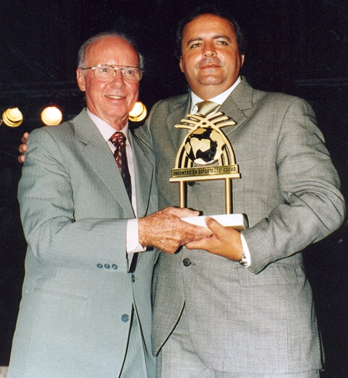 Zagallo e Vadão recebem o Troféu Melhores do Esporte, em Porto Alegre, no dia 8 de abril de 2002. Os dois treinadores foram até Porto Alegre receber o prêmio da Sogipa, com realização de João Bosco Vaz. A foto é de Sérgio Neglia.
