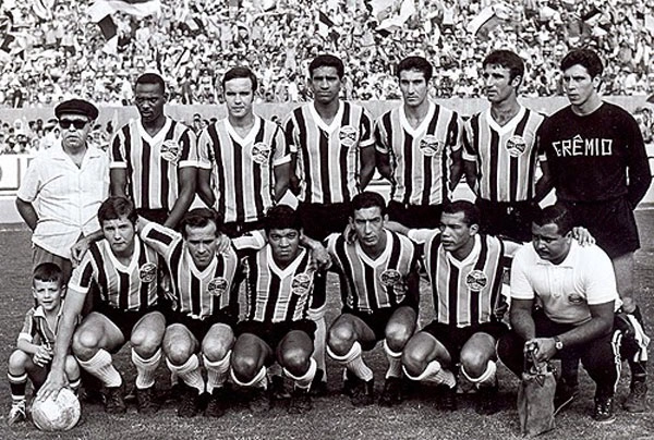 Grêmio, de 1968. Da esquerda para a direita, em pé: Everaldo, Valdir Espinosa, Jadir, Áureo, Ari Ercílio e Alberto. Agachados: Hélio Pires, João Severiano, Alcindo, Sérgio Lopes e Volmir. Foto enviada por José Eustáquio