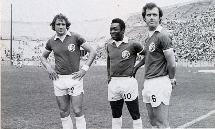 Da esquerda para a direita: Chinaglia, Pelé e Beckenbauer. Foto: In My Ear

