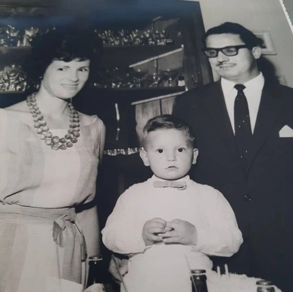 A m&atilde;e, Dona Dirce, e o pai, Seu Natalino, com o pequeno Roberto Cabrini, no come&ccedil;o dos anos 60. Foto: arquivo pessoal de Roberto Cabrini