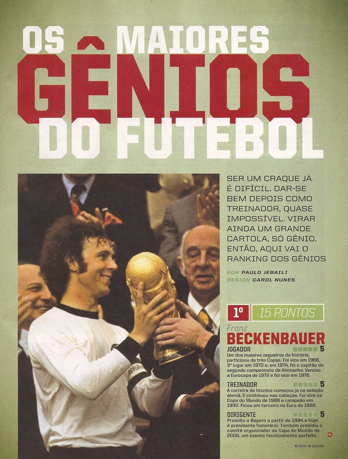 Franz Beckenbauer recebe a taça da conquista do Mundial. Imagem: Revista Placar