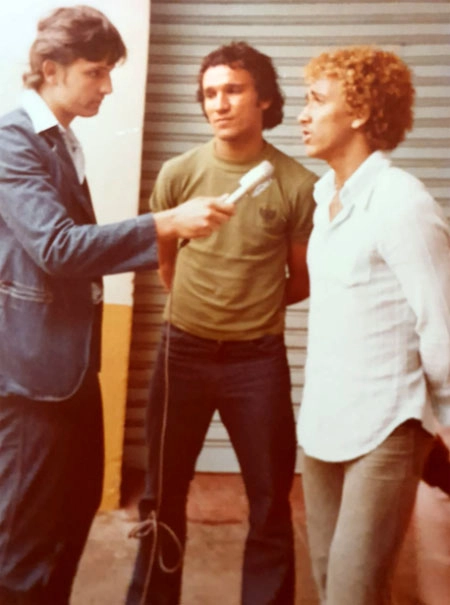 Roberto Cabrini entrevista Biro-Biro no final da d&eacute;cada de 70. No centro, o ex-zagueiro Djalma, do Corinthians, a exemplo de Biro-Biro. Foto: arquivo pessoal de Roberto Cabrini