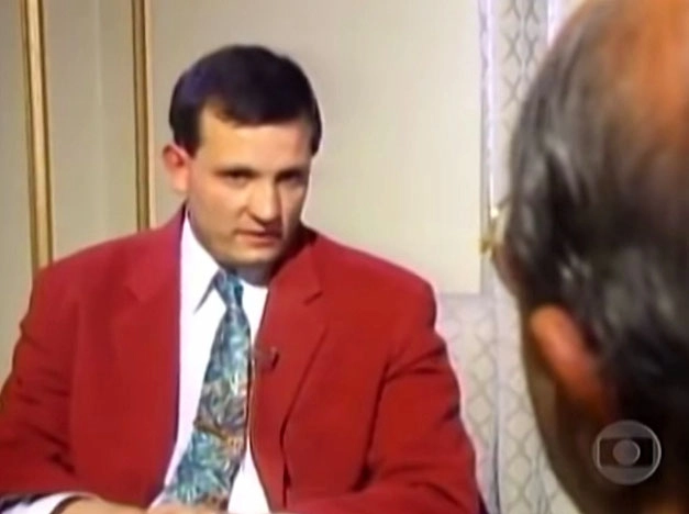 Em 1993, entrevistando PC Farias, recorde de audi&ecirc;ncia no Jornal Nacional, com 80 pontos. Foto: Reprodu&ccedil;&atilde;o/arquivo pessoal de Roberto Cabrini