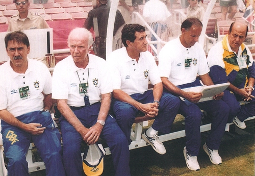 Banco de reservas da Seleção Brasileira na Copa do Mundo de 1994, em Detroit, nos Estados Unidos. Da esquerda para a direita estão Américo Faria, Zagallo, Carlos Alberto Parreira, Moraci Sant´Anna e Lídio Toledo