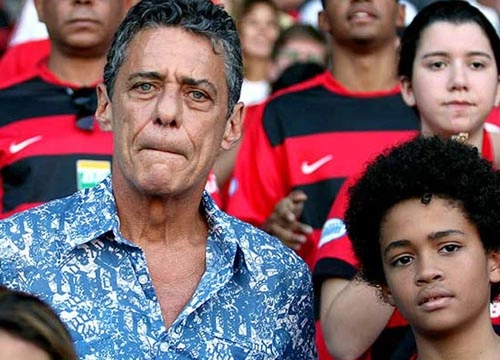 Aos 75 anos, Chico Buarque joga futebol com amigos no Rio - Quem