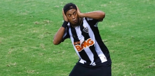 Irmão discute futuro de Ronaldinho: "ele quer um time para ganhar títulos"
