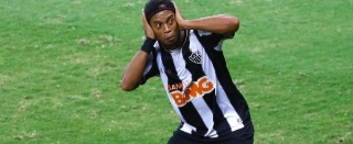 O irmão do meia afirmou que Ronaldinho não descarta uma mudança para um país onde há menos pressão do que no futebol brasileiro