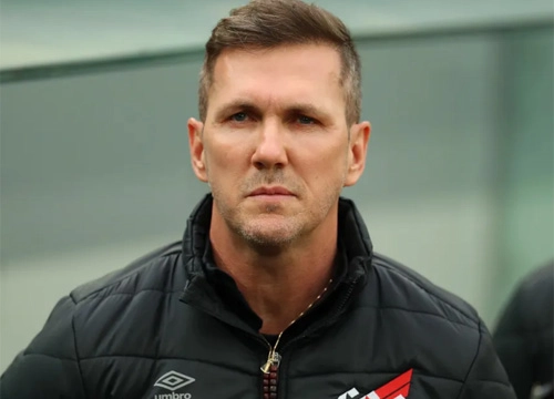 Paulo Turra - Ex-zagueiro, atualmente treinador