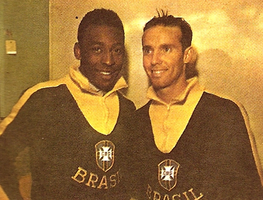 Foto de Mário Jorge Lobo Zagallo ao lado de Pelé, no tempo em que defendiam a Seleção dentro dos gramados. Foto da Revista Manchete de julho de 1971.