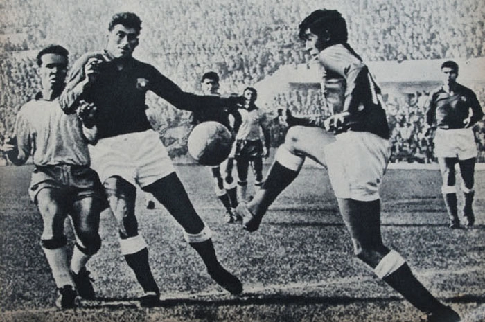 Zagallo contra o Chile, pelas semifinais da Copa de 1962. O placar foi 4 a 2 para o Brasil, com dois gols de Garrincha e dois de Vavá para o time canarinho. Landa e Leonel Sanchez descontaram para a seleção anfitriã. Foto: Vargas (fotógrafo chileno)