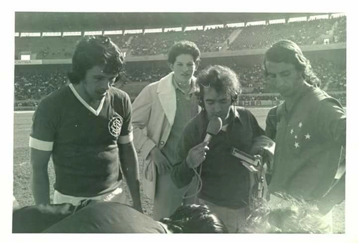 Foto histórica antes da final do Campeonato Brasileiro de 1975 com os capitães Figueroa, do Inter, e Piazza, do Cruzeiro. Figueroa fez o gol, o chamado `gol iluminado´, que deu o primeiro título brasileiro para o Inter, no Beira-Rio. Foto: Divulgação